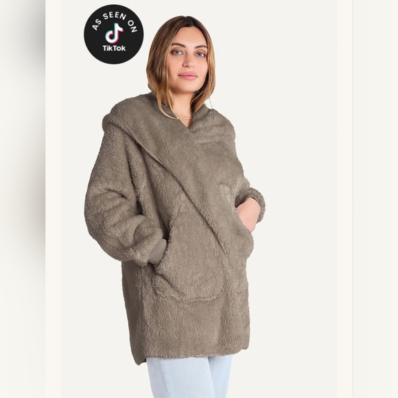 UnHide Intimates & Sleepwear Unhide Shleepy Robe Taupe Ducky Size M